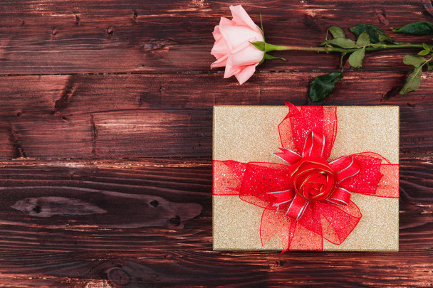 Αγίου Βαλεντίνου κάρτα καρδιά τριαντάφυλλο δώρο σε ξύλινο - Φωτογραφία, εικόνα
