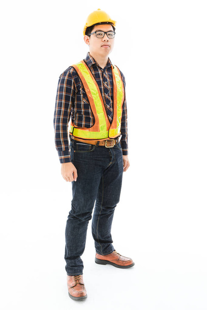 Інженер чоловік стоїть помаранчевий шолом і жилет
 - Фото, зображення