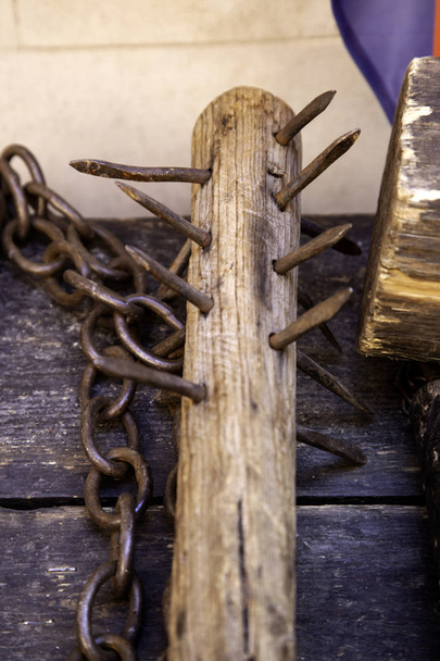 Instrumento medieval de tortura
 - Foto, Imagem