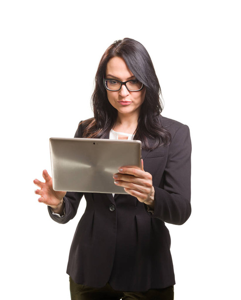 Портрет деловой женщины в очках с планшетным компьютером
 - Фото, изображение