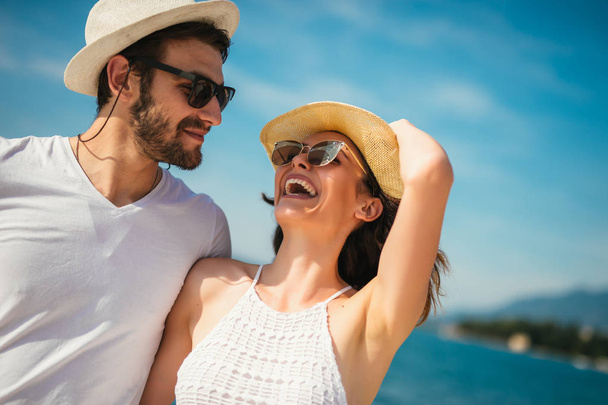 Fiatal gyönyörű turista pár élvezi a nyári szünet a se - Fotó, kép