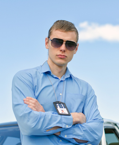 Fiatal jóképű férfi Fbi ügynök közelében az autó - Fotó, kép