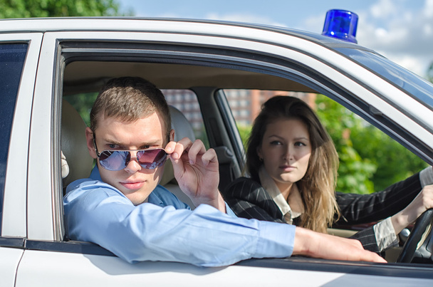 Due giovani detective che guidano sulla scena del crimine
. - Foto, immagini