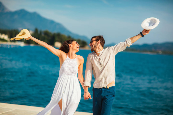 junges schönes Touristenpaar genießt Sommerurlaub auf der Insel - Foto, Bild