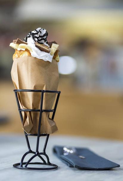 Παγωτό κώνο παγωτού με μπισκότα δημιουργική διακόσμηση επικάλυψη  - Φωτογραφία, εικόνα