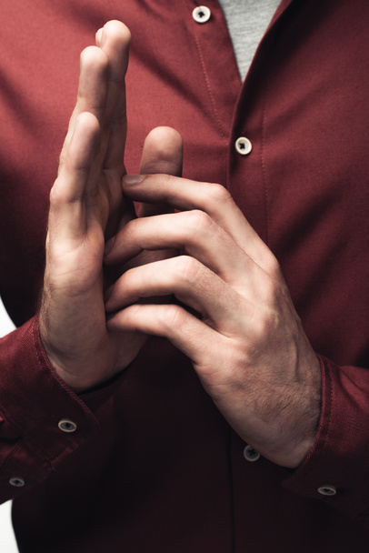 abgeschnittene Aufnahme eines gestikulierenden Mannes mit isolierten Händen auf grauem, menschlichem Emotions- und Ausdruckskonzept - Foto, Bild