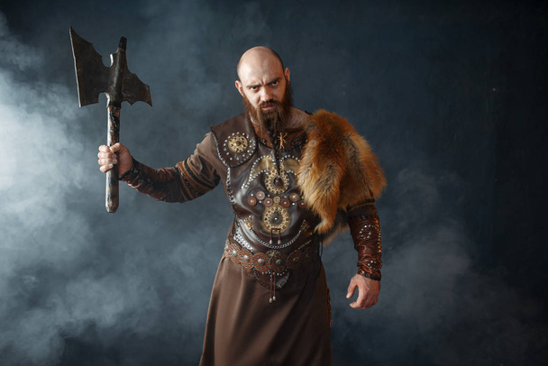 Angry viking com machado, espírito marcial, imagem bárbara. Guerreiro antigo na fumaça
 - Foto, Imagem