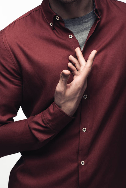 gedeeltelijke weergave van de man gebaren met de hand tijdens het gebruik van lichaamstaal geïsoleerd op grijs, menselijke emotie en expressie concept - Foto, afbeelding