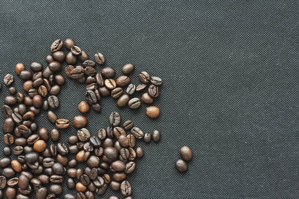 Corazón de granos de café sobre fondo blanco
. - Foto, imagen