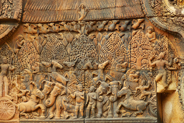 Sculpture en grès sur le mur de l'ancienne ruine du temple Banteay Srei à Siem Reap, Cambodge
. - Photo, image