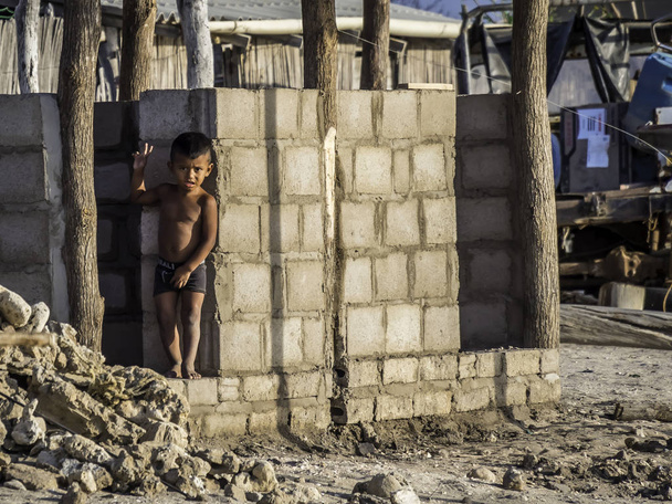 Cabo de la Vela, La Guajira, Colombia: 23-feb-2019: Niño pequeño de la tribu indígena Wayuu que vive en Cabo de la Vela
 - Foto, imagen