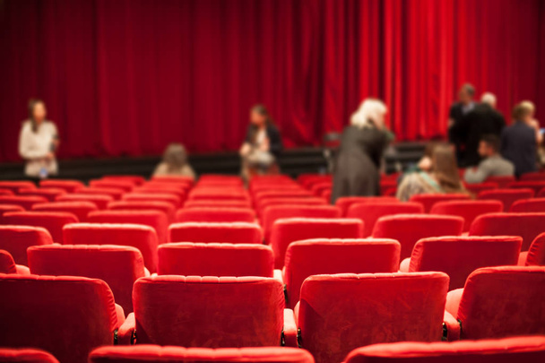 asientos de teatro y público que viene
 - Foto, Imagen