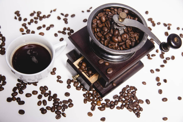 Kopjes koffie en Grinder bonen - Foto, afbeelding