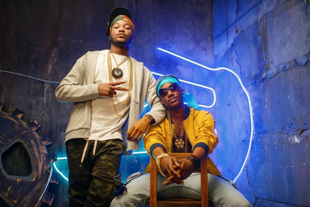 zwei afrikanische Rapper, Neonlichter im Hintergrund. Rap-Performer in der U-Bahn, Underground-Lifestyle - Foto, Bild