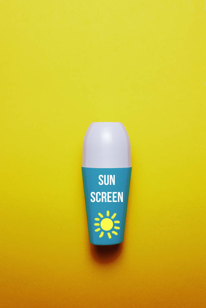 Sonnenschutzflasche auf gelbem Hintergrund, konzeptionelle Idee. Sonne prot - Foto, Bild