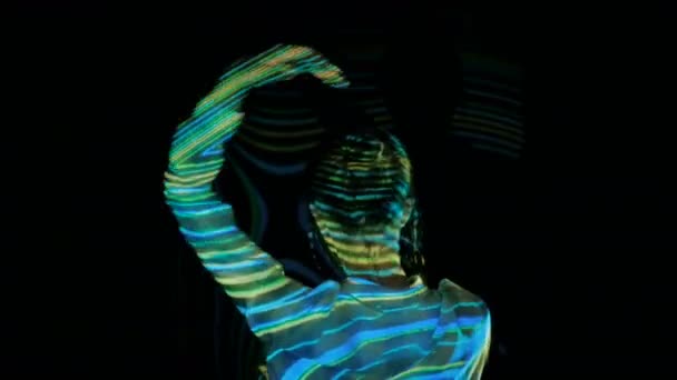Kobieta tańczy na wciągającej wystawie - Materiał filmowy, wideo