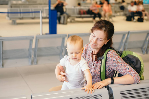 Jeune mère avec bébé en duty free à l'aéroport
 - Photo, image