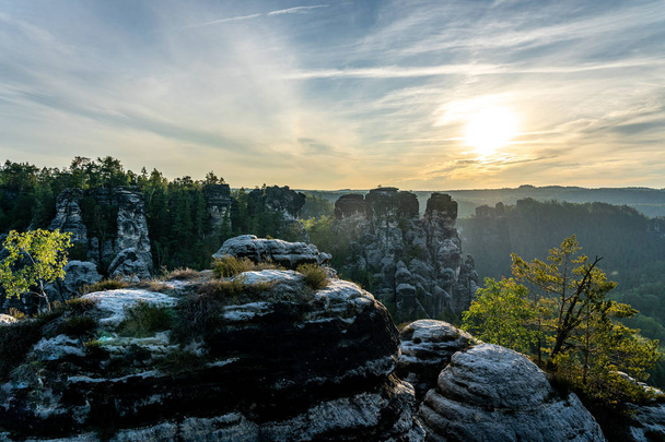 rocas en Saxon Suiza al amanecer, Alemania
 - Foto, imagen
