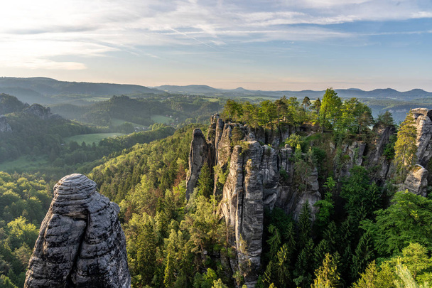 rocce in Sassonia Svizzera all'alba, Germania
 - Foto, immagini