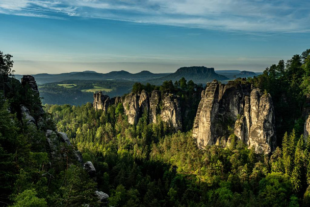 skały w Szwajcarii Saksońskiej o wschodzie słońca, Niemcy - Zdjęcie, obraz