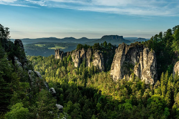 roches en Suisse saxonne au lever du soleil, Allemagne
 - Photo, image