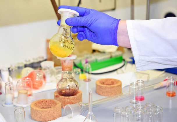 Lombikok és palackok, új kémiai vegyületek laboratóriumi szintetizáltak. - Fotó, kép