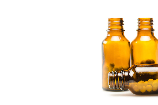 селективный фокус бутылки с лекарством, изолированным на белом с копированием пространства
 - Фото, изображение
