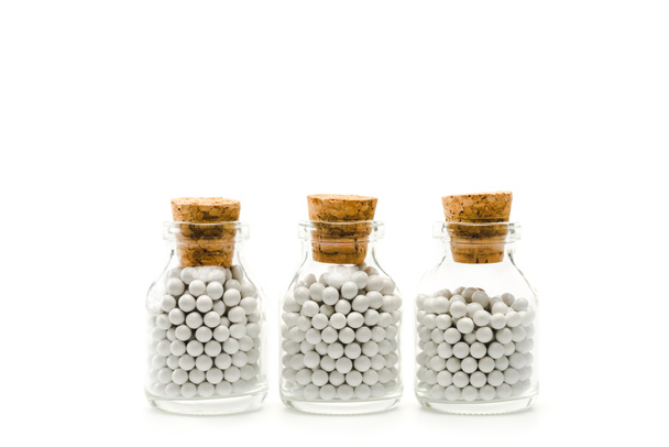lasipullot pyöreä pillereitä ja puinen korkit eristetty valkoinen
  - Valokuva, kuva
