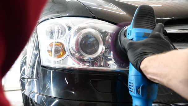 A professional bodywork and headlamp polishing worker will transport the car after painting or preparing for sale. Concept of: Freshen cars, Automotive center, Service, Professional. - Foto, imagen