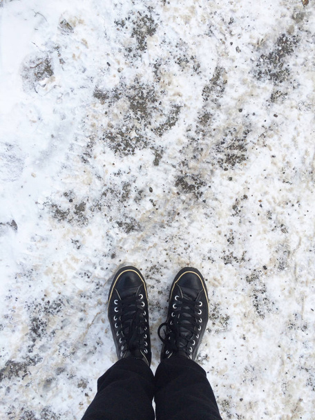 de pie fuera en el hielo
 - Foto, imagen