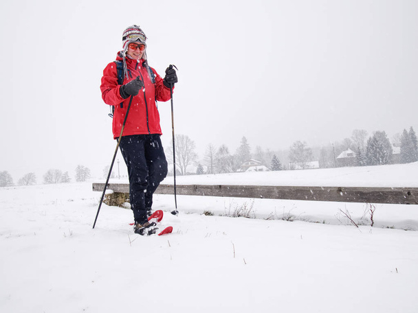 Sorriso rosto esportes menina andar em snowshoes no prado nevado
 - Foto, Imagem