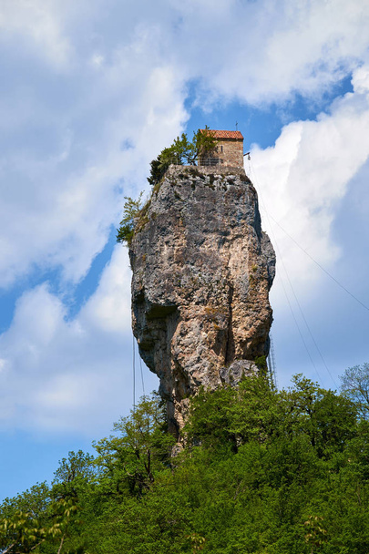 Katskhi Pillar, klooster op zuil, Georgië. - Foto, afbeelding