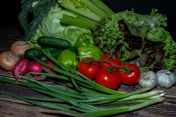 Karanlıkta taze sebze seti. ahşap arka planda vejetaryen gıda. bahçeden sebze hasat. - Fotoğraf, Görsel