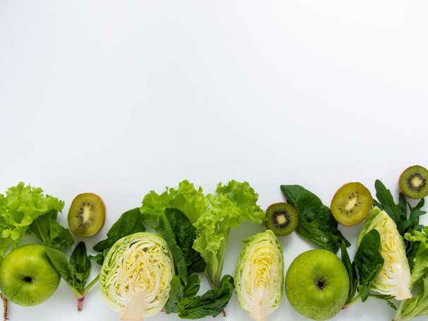frutas e legumes em um fundo branco. - Foto, Imagem