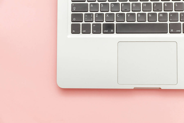 Teclado ordenador portátil aislado sobre fondo de escritorio pastel rosa. Tecnología de la información moderna y avances de software
 - Foto, Imagen