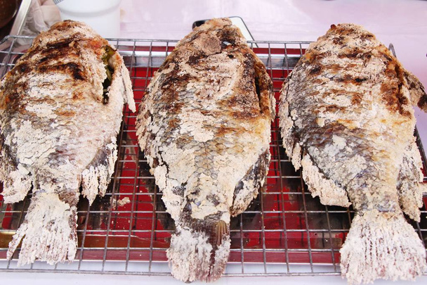 Peixe grelhado no fogão em comida de rua
 - Foto, Imagem
