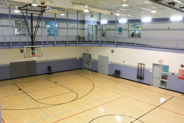 campo de basquete vazio com pista de caminhada
 - Foto, Imagem