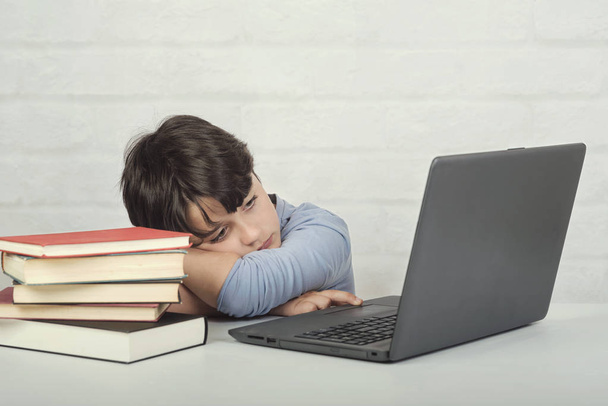 smutný chlapec s přenosným počítačem a knihami - Fotografie, Obrázek