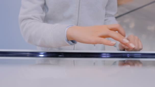 Žena pomocí interaktivního dotykového displeje na výstavě technologií - Záběry, video