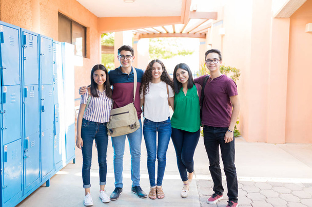 Grupa szczęśliwych nastoletnich przyjaciół wiszących w korytarzu w liceum - Zdjęcie, obraz