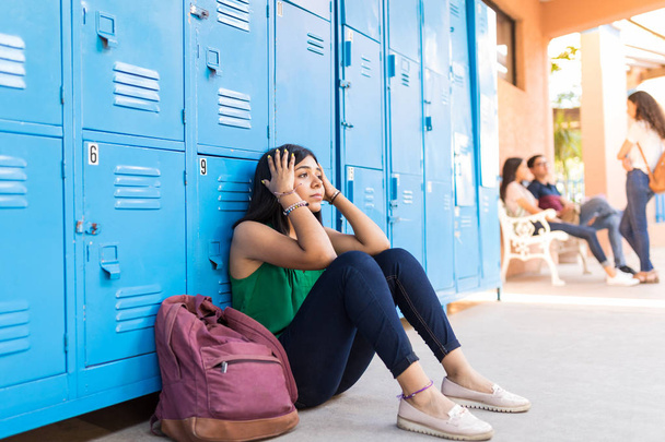 Estudante latina sentindo-se estressada no corredor da universidade
 - Foto, Imagem