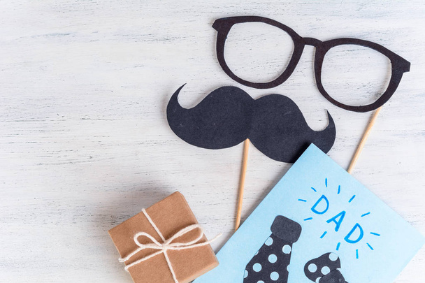 Happy fathers Day greeting card with Photo booth props glasses - Φωτογραφία, εικόνα