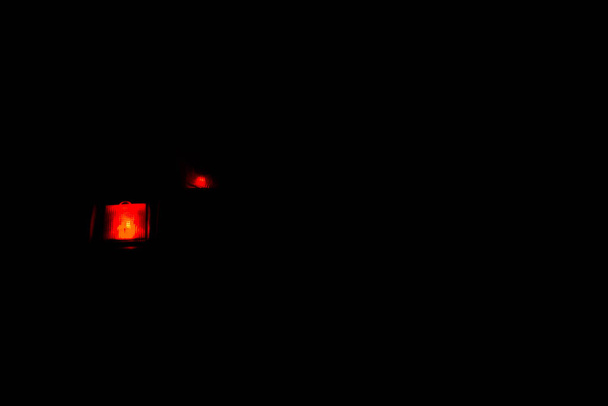 Il pulsante rosso brilla al buio
 - Foto, immagini