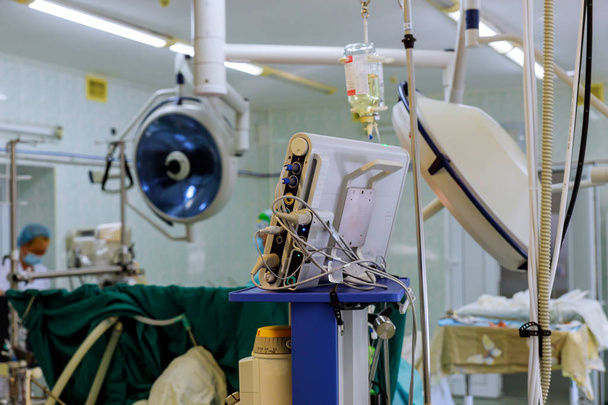 Chirurgen werken van patiënt in chirurgische operatiekamer - Foto, afbeelding