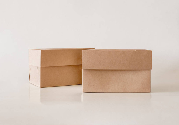 De lege doos van het pakket van Kraft mock-up. Container, verpakking sjabloon op lichte achtergrond. - Foto, afbeelding