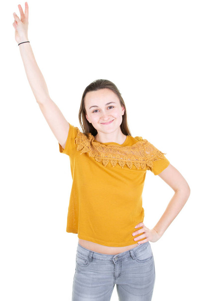 Joven delgado hermosa chica feliz retrato mano hasta camisa amarilla aislado sobre fondo blanco
 - Foto, imagen