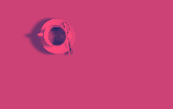 padrão minimalista com uma vista superior de uma xícara de café com um efeito de tom duo vermelho
 - Foto, Imagem