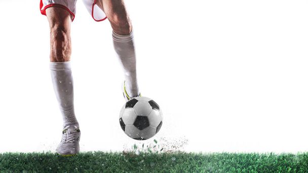 Fotbalový výstup s přehrávačem připravený vystřelit míč na bílém pozadí - Fotografie, Obrázek