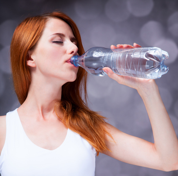 спортивна жінка п'є воду
. - Фото, зображення