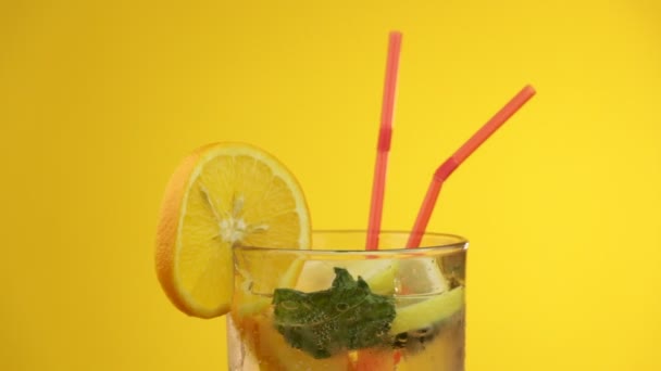 Bright, fresh lemonade with ice - Footage, Video